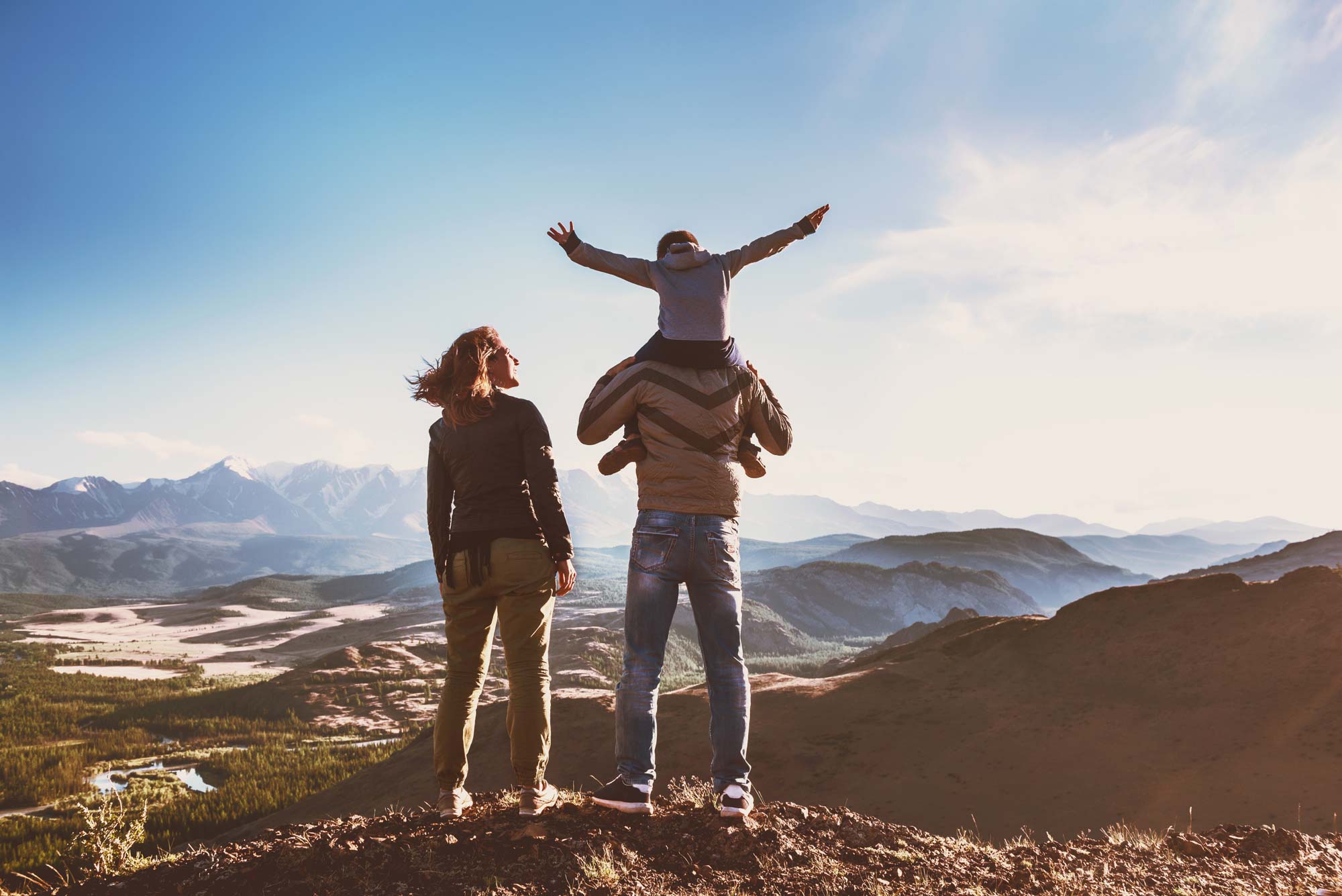 Family-together-in-mountains