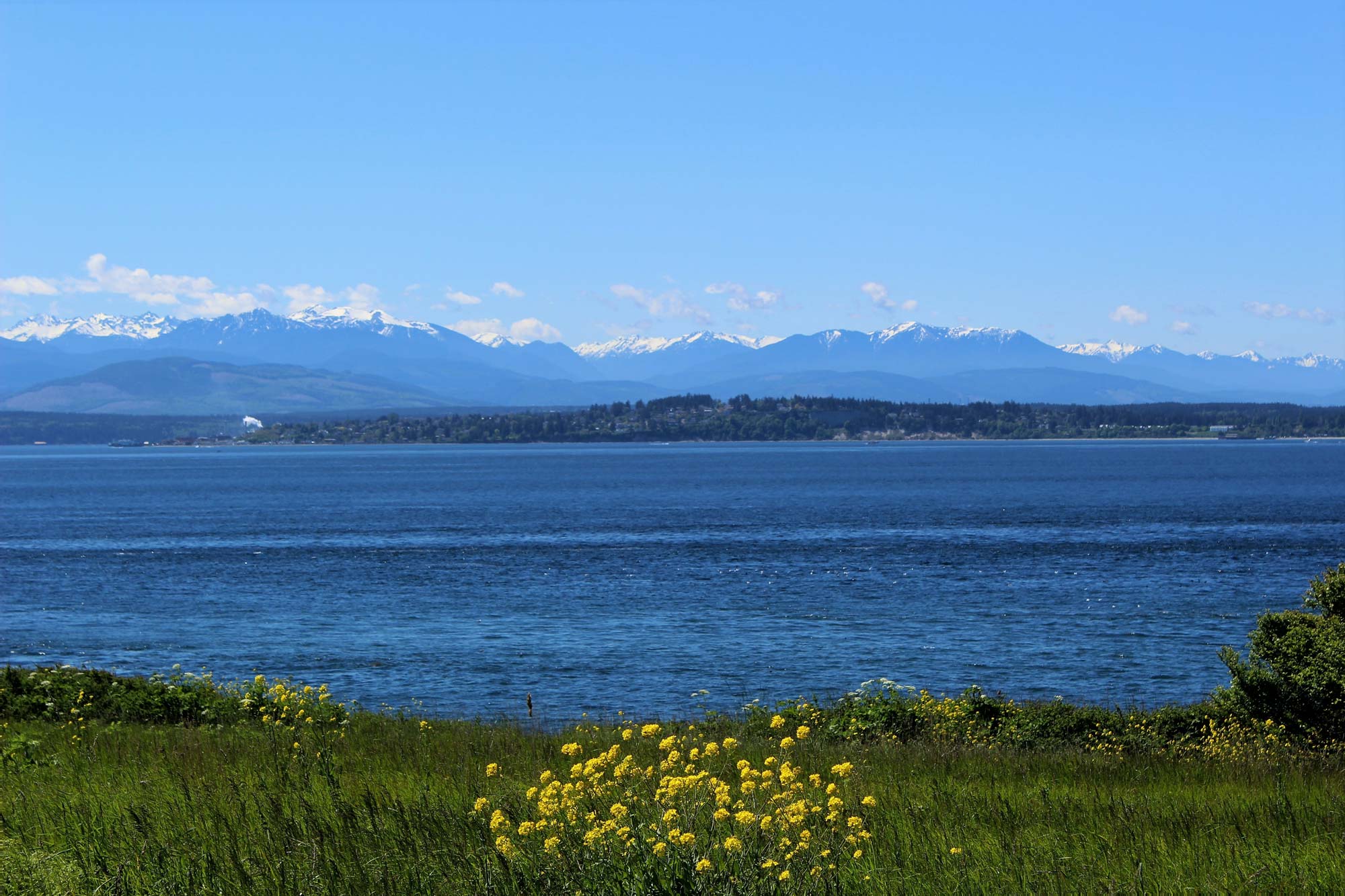 View-of-mountains-and-water